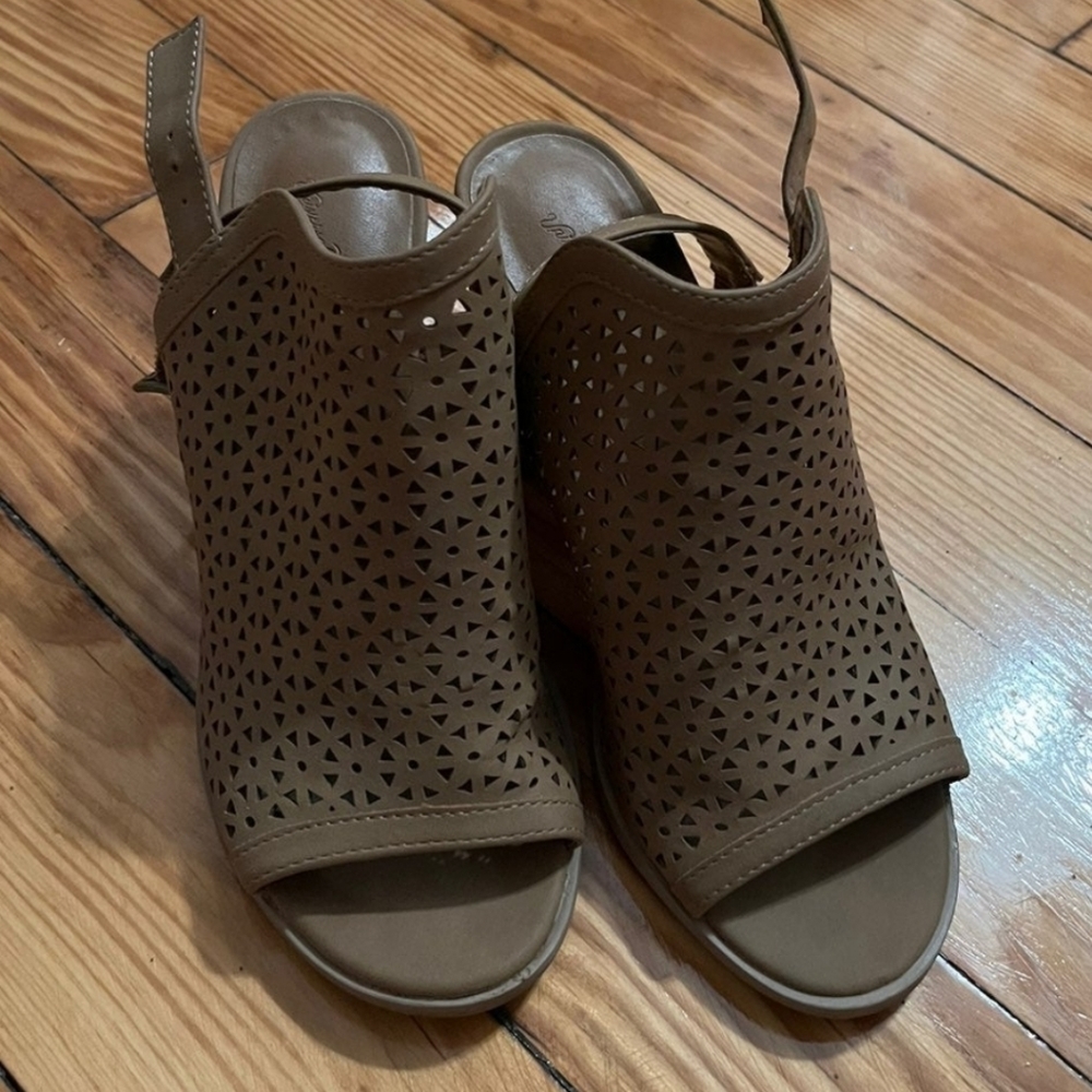 Universal Thread Brown Heels - Picture 4 of 4